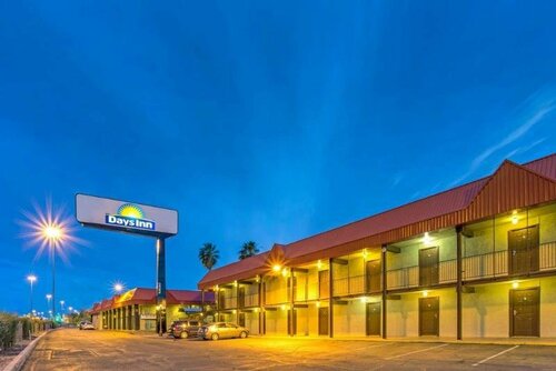 Red Lion Inn & Suites Tucson Downtown, Забронировать Отель Тусон штат Аризона, рядом с Pima County Public Library