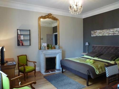 Chambres dHôtes de luxe Côté Parc-Côté Jardin avec parking privé gratuit, Забронировать Отель Невер Nièvre