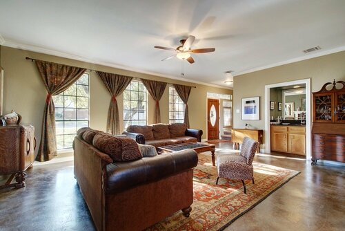 4BR 2.5BA The Lodge on Walnut Creek by RedAwning, Забронировать Отель Остин Greater Austin