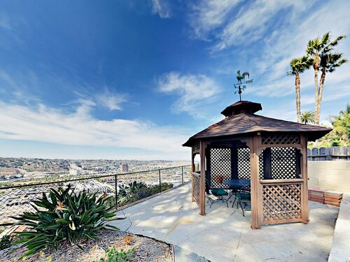 Home with Mission Valley Views by RedAwning, Забронировать Отель Мишен-Вели 