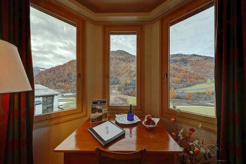 Hotel Schweizerhof Val Müstair, Забронировать Отель Отели Инн с парковкой, Парковка