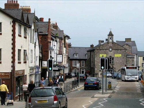 Guildhall Tavern, Book Hotel Denbigh 