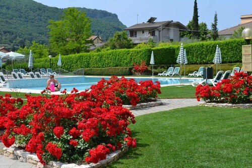 Residence Corte Delle Rose, Забронировать Отель Отели Гарды с бассейном, Бассейн