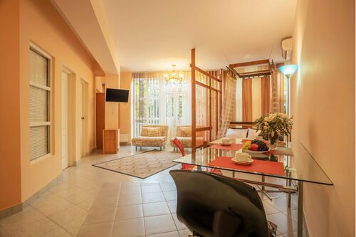 Avgust Mini-Hotel, Boek Mini-hotel Crimea Hotels met Parkeerplaats, Parkeren