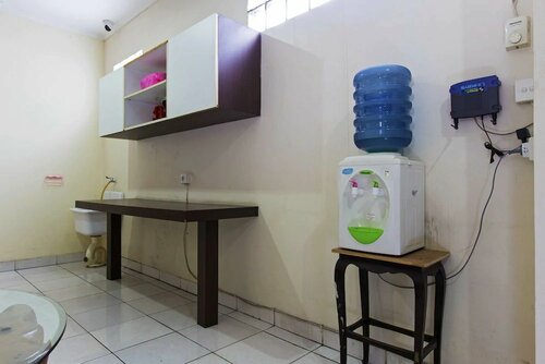 RedDoorz Plus near Taman Anggrek Mall, Prenota Hotel Grogol Giacarta