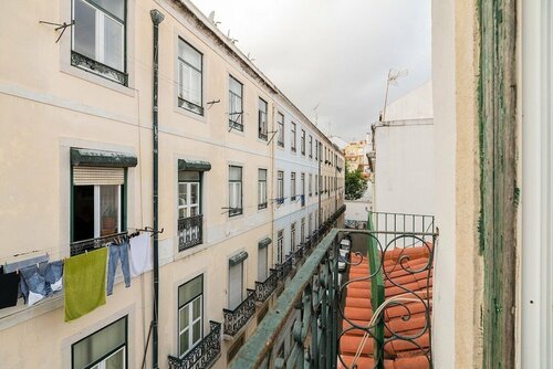 Attic Apartment With Balcony in Bairro Alto, Забронировать Апартаменты/квартира Отели Эстремадура с парковкой, Парковка