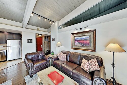 2375 Storm Meadows Drive Condo Unit B 417, Забронировать Апартаменты/квартира Отели Стимбот-Спрингса с парковкой, рядом с Лыжный подъемник Thunderhead Express, Парковка