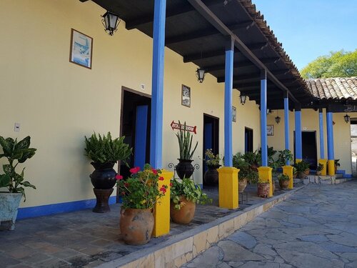 Hotel Lirice Colonial, Забронировать Отель Отели Комитан-де-Домингес с парковкой, Парковка