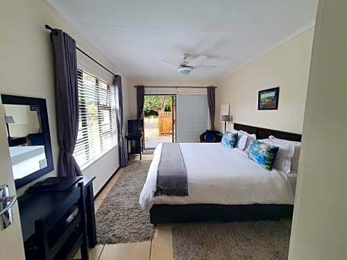 River Road Guest House, Забронировать Гостевой дом Отели Порт-Элизабет с завтраком, рядом с 6th Avenue Shopping Centre, Завтраки