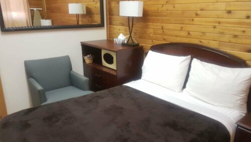 Parkway Motel & European Lodges, Buchen Sie Motel Pincher Creek Alberta