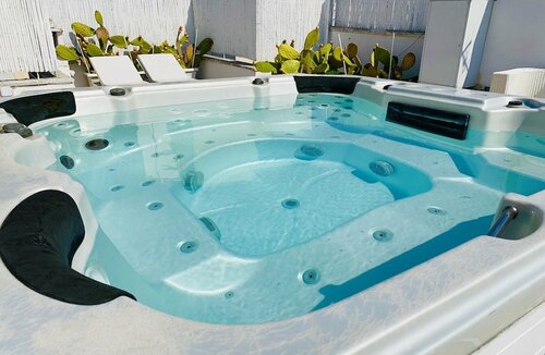 CHICHOUSE Guest House, Book Pension Hoteller i Bari Province med pool, Swimmingpool
