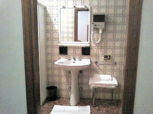 Hotel Ezzelino, Забронировать Отель Сан-Ценоне 