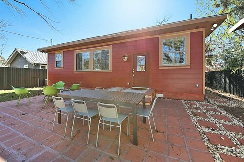 Stylish 3BR in Austin by RedAwning, Забронировать Отель Отели Остина с парковкой, рядом с Emma S. Barrientos Mexican American Cultural Center, Парковка