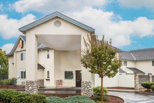 Super 8 by Wyndham Cloverdale Wine Country, Забронировать Отель Кловердейл Область залива Сан-Франциско
