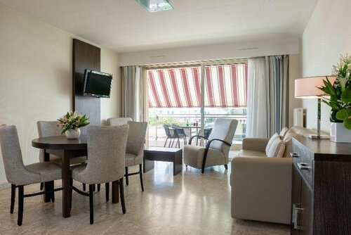 Hotel Residence les Strelitzias, Забронировать Отель Отели Приморских Альпы с парковкой, Парковка