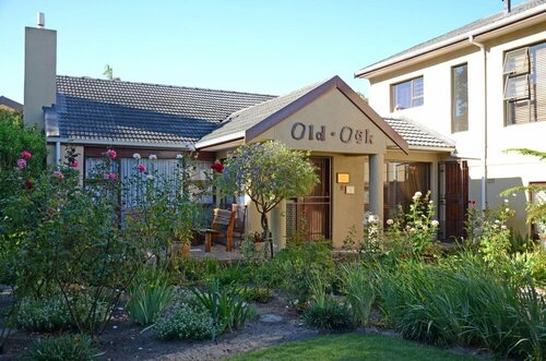 Old Oak Guest House, Забронировать Гостевой дом Белвилл Северный пригород Кейптауна