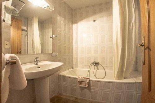 Hotel Novo, Забронировать Отель Отели Понферрада с парковкой, Парковка