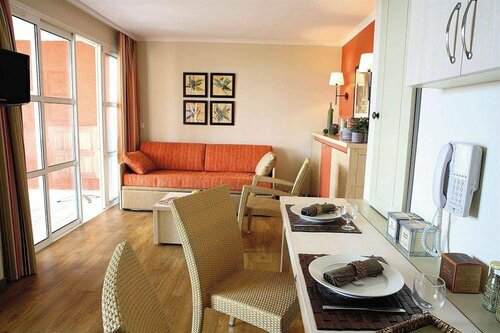 Pierre & Vacances Village Club Hotel de l'Esterel, Rezervasyon Otel Mimosa Road otoparklı oteller, Otopark