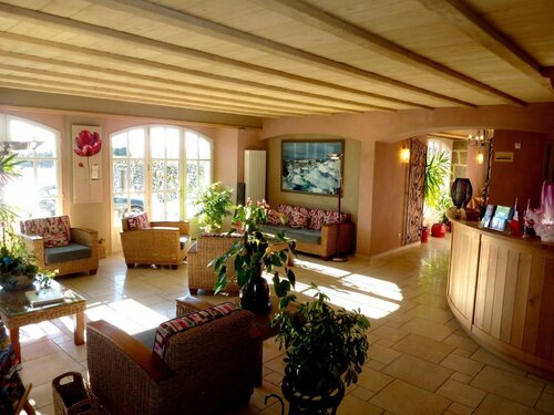 Hôtel des Remparts, Book Hotel Hoteller i Rhône-Alps med parkering, Parkering
