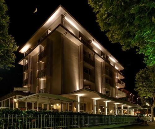 Hotel Excelsior, Забронировать Отель Отели Червия с парковкой, Парковка