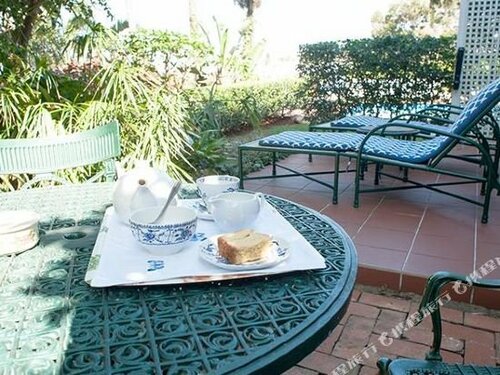 Comfort House Bed & Breakfast, Забронировать Отель «постель и завтрак» Отели Durban North Coast с парковкой, Парковка