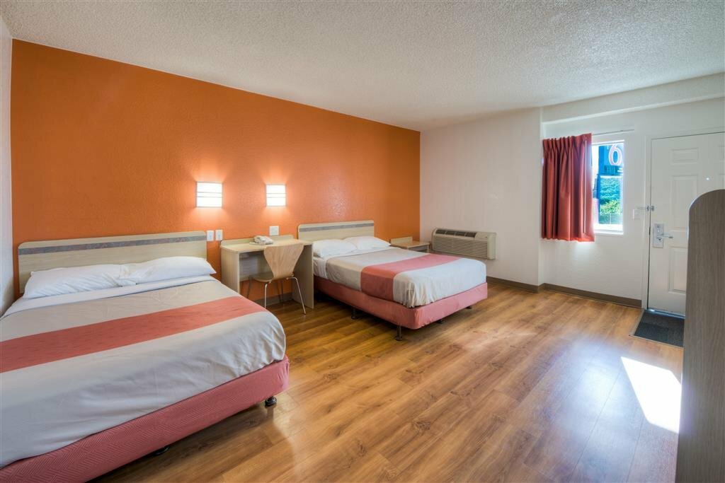 Motel 6 Niantic