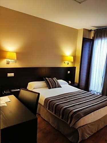 Hotel Puerta del Arco, Забронировать Отель Отели Valladolid Province с парковкой, Парковка