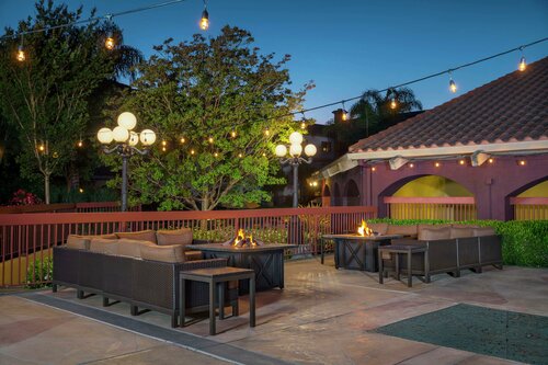 DoubleTree by Hilton Sonoma Wine Country, Забронировать Отель Ронерт-Парк Sonoma County, рядом с Семейный развлекательный центр Scandia