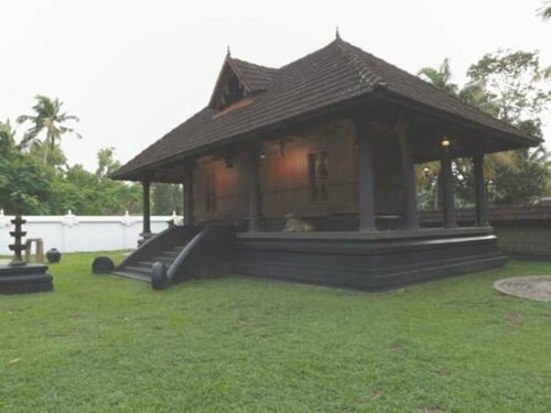 Treebo Premium Travancore Palace Cherthala, Забронировать Отель Отели Чертала с бассейном, Бассейн