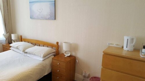 Cameron Court B&B, Varaa Bed and Breakfast 3 tähden hotellit kohteessa Merseyside, 3*