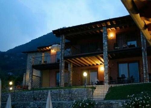 Residence Borgo Dei Limoni - Appartamenti con Garage, Забронировать Отель Отели Ломбардии с парковкой, Парковка