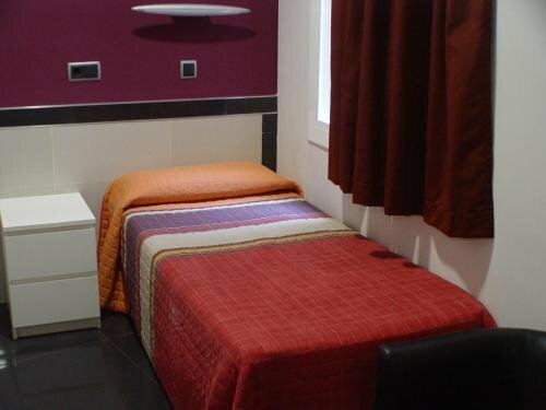 Hostal Levante Barcelona, Забронировать Отель Старый город Барселона, рядом с Зоопарк Барселоны