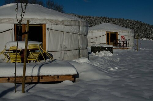 Yourtes en Terrasse, Book Hotel Hoteller i Rhône-Alps med parkering, Parkering