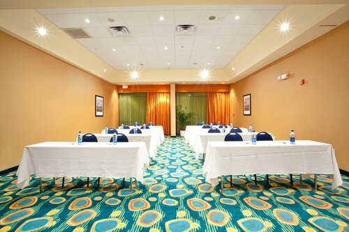 Holiday Inn Express & Suites VA Beach Oceanfront by IHG, Забронировать Отель Вирджиния-Бич Виргиния