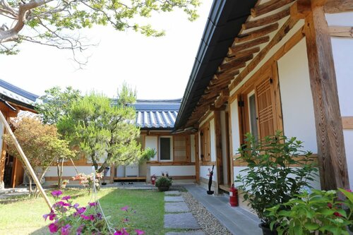 Jeonjuhanokvillage Sarangnamoo, Забронировать Отель Чонджу Чолла-Пукто, рядом с Музей традиционных корейских вин в Чончжу