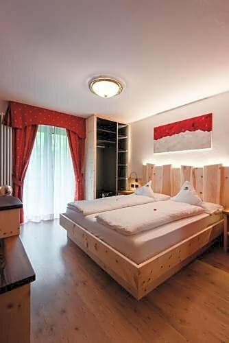 Hotel Zirmes, Забронировать Отель Моэна Долина Валь-ди-Фасса