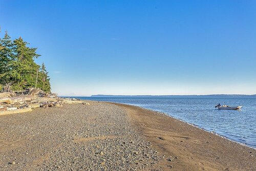 Beach and Blvd Bungalow on Sundin Beach by RedAwning, Book Feriehus Clinton 