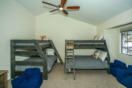 Family Fun Retreat-1813 by Big Bear Vacations, Забронировать Дом для отпуска Отели San Bernardino Mountains с парковкой, Парковка