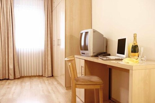 Hotel Am Kurfuerstenplatz - Messe, Забронировать Отель Отели земли Гессена с парковкой, Парковка