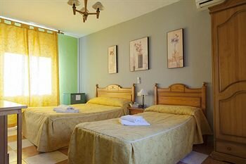 Pension Londres, Забронировать Отель Отели Гранады с парковкой, рядом с Convento de San Jeronimo, Парковка