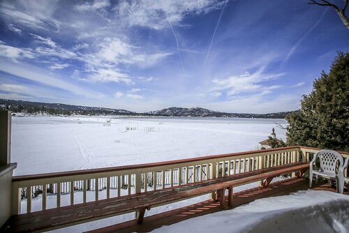 Alpine Lakefront, Book Feriehus Hoteller i Big Bear Lake med parkering, Parkering