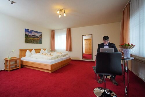 Hotel Zum Löwen, Забронировать Отель Отели в центре Лангельсхайм с завтраком, отели в центре Лангельсхайм с завтраком