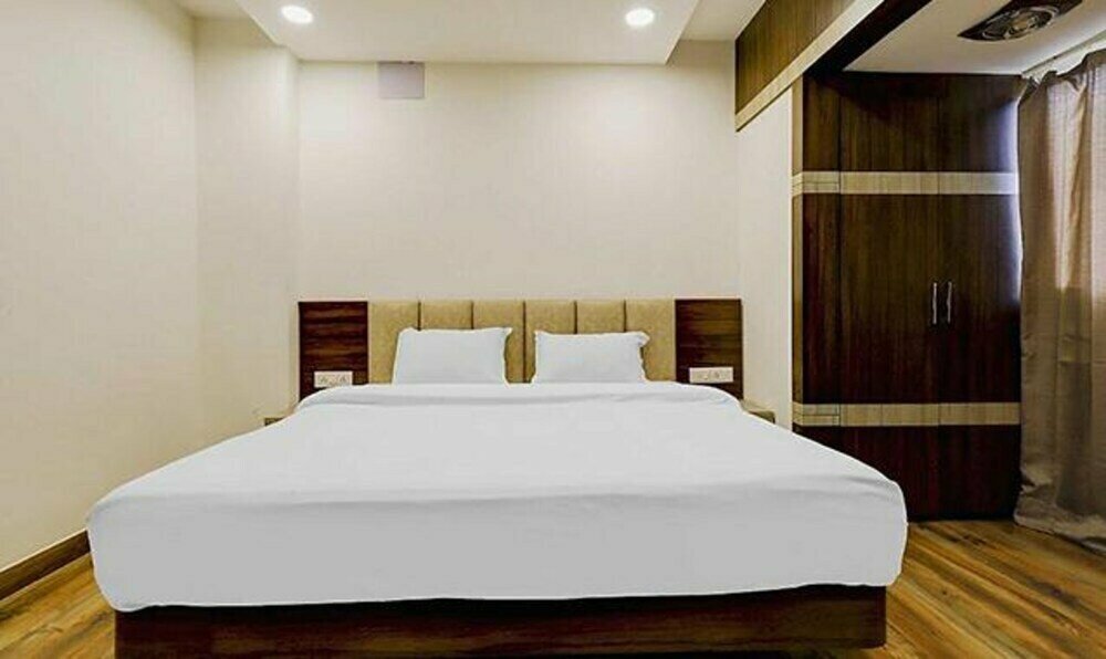FabHotel Apple Tree