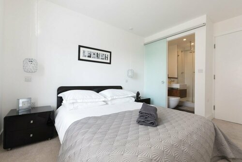 Luxury 2-bed Flat, Parking and Close to the Tube, Забронировать Апартаменты/квартира Отели Большого Лондона с парковкой, Парковка
