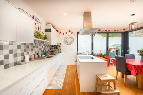 Delightful Family Home With Garden in Balham by Underthedoormat, Забронировать Дом для отпуска Виллы Большого Лондона, Вилла