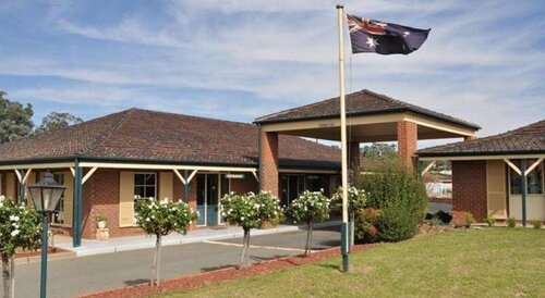 Bushmans Motor Inn, Забронировать Мини-отель Паркс Central West NSW, рядом с Смотровая площадка «Мемориал-Хилл»