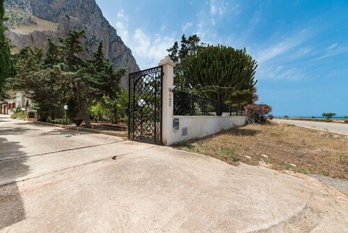 Casa Laura di fronte la Tonnara, Забронировать Отель Отели Сан-Вито-Ло-Капо с парковкой, Парковка