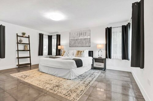 Gorgeous 5BR Home with Heated Pool, Забронировать Дом для отпуска Коттеджи Голливуда, Коттедж