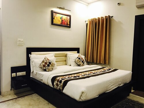 Hotel Aaradhya Residency, Забронировать Отель Отели штата Уттар-Прадеша с парковкой, Парковка