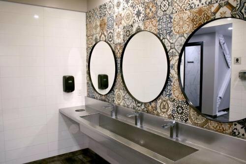 M Montreal Hostel, Забронировать Хостел СПА-отели Монреаля, рядом с National Library and Archive Centre of Quebec, SPA-услуги